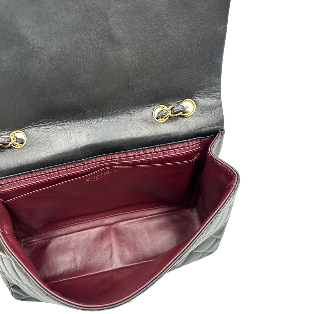 interno Iconica Chanel Timeless Classique in pelle matelassé nera con tracolla scorrevole in catena e pelle intrecciate, con parti metalliche dorate. Completa di scatola e dustbag. Indossabile a spalla o a tracolla, di lusso, originale, ottime condizioni.