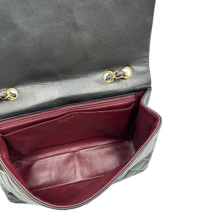 interno Iconica Chanel Timeless Classique in pelle matelassé nera con tracolla scorrevole in catena e pelle intrecciate, con parti metalliche dorate. Completa di scatola e dustbag. Indossabile a spalla o a tracolla, di lusso, originale, ottime condizioni.