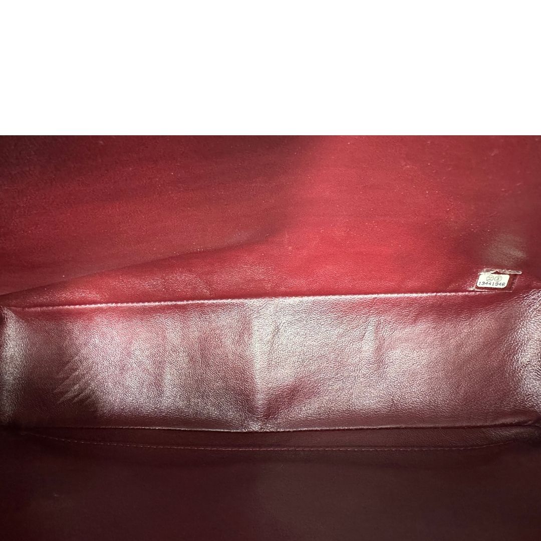 interno Iconica Chanel Timeless Classique in pelle matelassé nera con tracolla scorrevole in catena e pelle intrecciate, con parti metalliche dorate. Completa di scatola e dustbag. Indossabile a spalla o a tracolla, di lusso, originale, ottime condizioni. 