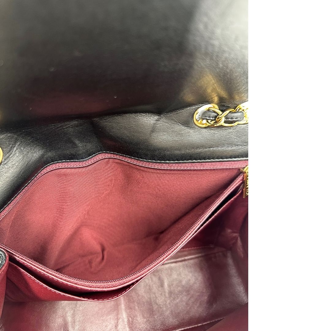 interno Iconica Chanel Timeless Classique in pelle matelassé nera con tracolla scorrevole in catena e pelle intrecciate, con parti metalliche dorate. Completa di scatola e dustbag. Indossabile a spalla o a tracolla, di lusso, originale, ottime condizioni. 