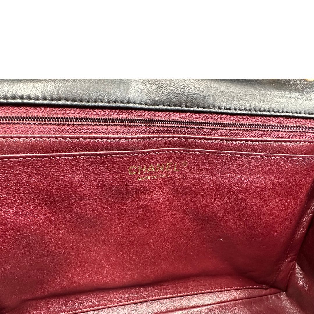 interno Iconica Chanel Timeless Classique in pelle matelassé nera con tracolla scorrevole in catena e pelle intrecciate, con parti metalliche dorate. Completa di scatola e dustbag. Indossabile a spalla o a tracolla, di lusso, originale, ottime condizioni. 