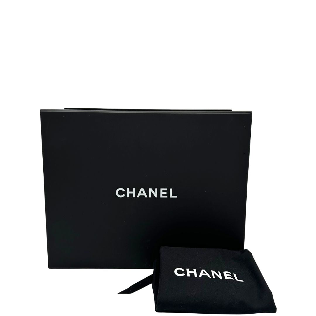 scatola Iconica Chanel Timeless Classique in pelle matelassé nera con tracolla scorrevole in catena e pelle intrecciate, con parti metalliche dorate. Completa di scatola e dustbag. Indossabile a spalla o a tracolla, di lusso, originale, ottime condizioni. 