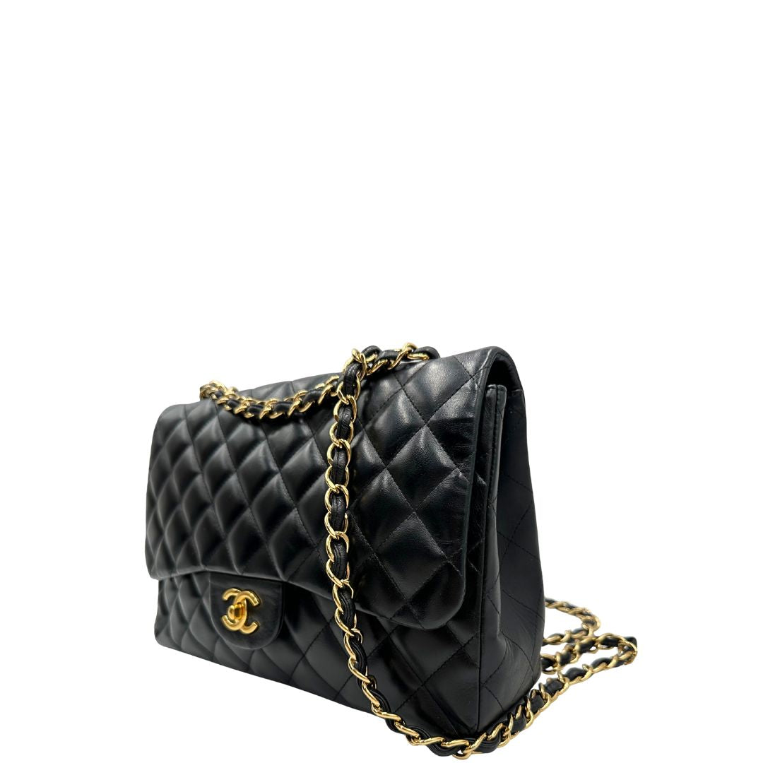 lato Iconica Chanel Timeless Classique in pelle matelassé nera con tracolla scorrevole in catena e pelle intrecciate, con parti metalliche dorate. Completa di scatola e dustbag. Indossabile a spalla o a tracolla, di lusso, originale, ottime condizioni. 