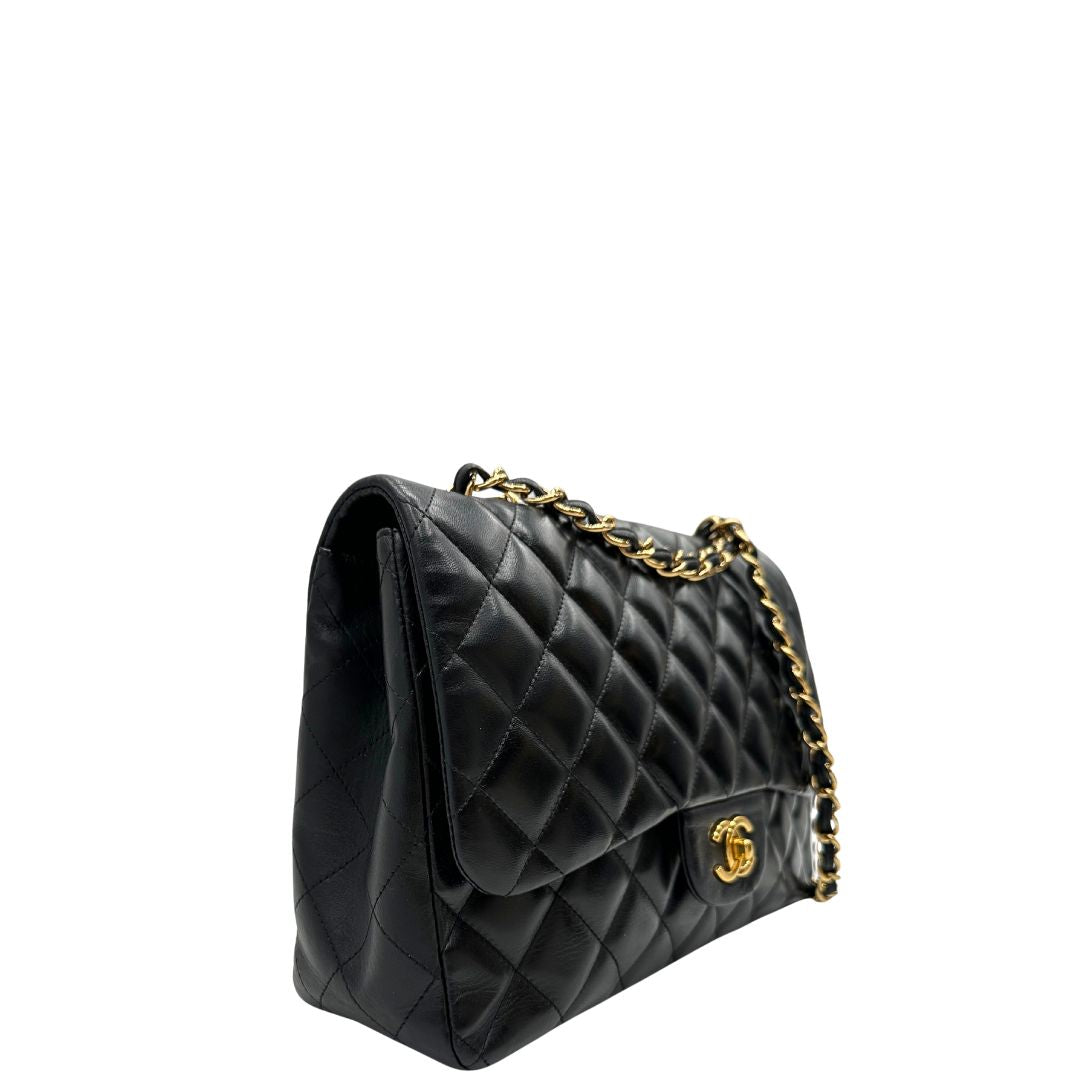 lato Iconica Chanel Timeless Classique in pelle matelassé nera con tracolla scorrevole in catena e pelle intrecciate, con parti metalliche dorate. Completa di scatola e dustbag. Indossabile a spalla o a tracolla, di lusso, originale, ottime condizioni. 