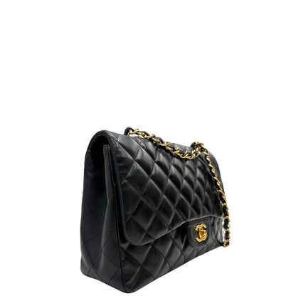 lato Iconica Chanel Timeless Classique in pelle matelassé nera con tracolla scorrevole in catena e pelle intrecciate, con parti metalliche dorate. Completa di scatola e dustbag. Indossabile a spalla o a tracolla, di lusso, originale, ottime condizioni. 