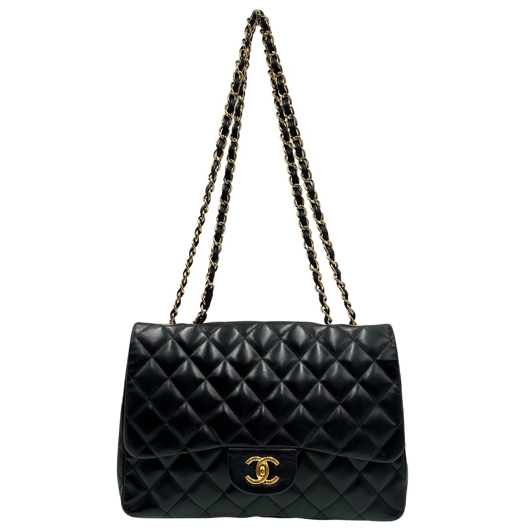 front Iconica Chanel Timeless Classique in pelle matelassé nera con tracolla scorrevole in catena e pelle intrecciate, con parti metalliche dorate. Completa di scatola e dustbag. Indossabile a spalla o a tracolla, di lusso, originale, ottime condizioni. 