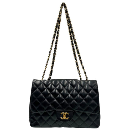 front Iconica Chanel Timeless Classique in pelle matelassé nera con tracolla scorrevole in catena e pelle intrecciate, con parti metalliche dorate. Completa di scatola e dustbag. Indossabile a spalla o a tracolla, di lusso, originale, ottime condizioni. 