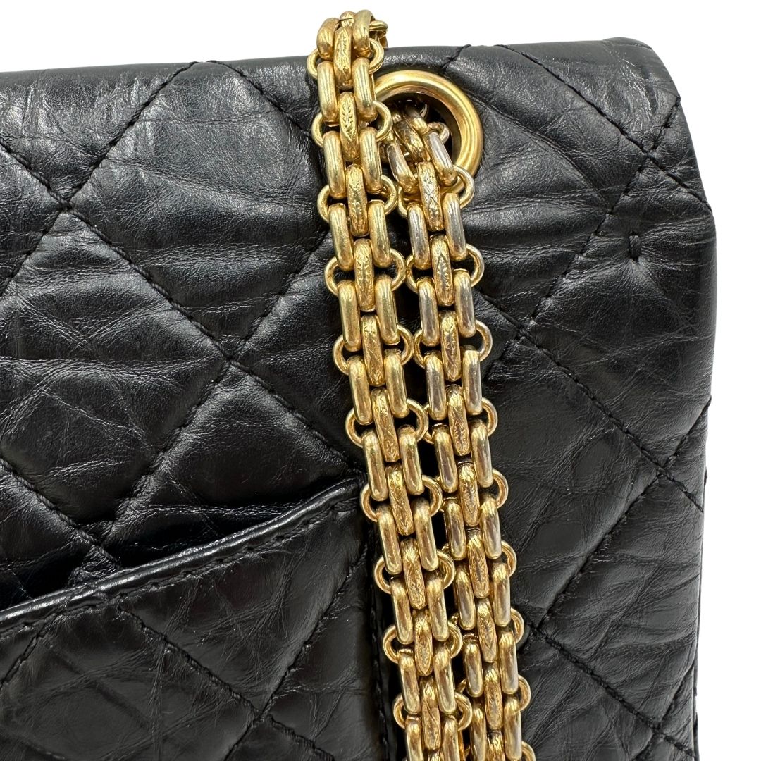 Scolorimenti della tracolla di una borsa Chanel 2.55 in pelle aged nera trapuntata, con parti metalliche dorate. Munita di una tracolla scorrevole in catena. Indossabile a spalla o a tracolla. Completa di scatola.