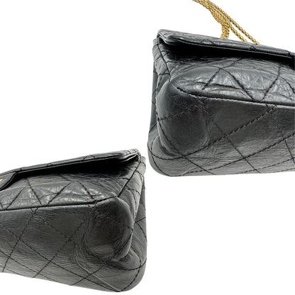 Angoli di una borsa Chanel 2.55 in pelle aged nera trapuntata, con parti metalliche dorate. Munita di una tracolla scorrevole in catena. Indossabile a spalla o a tracolla. Completa di scatola.