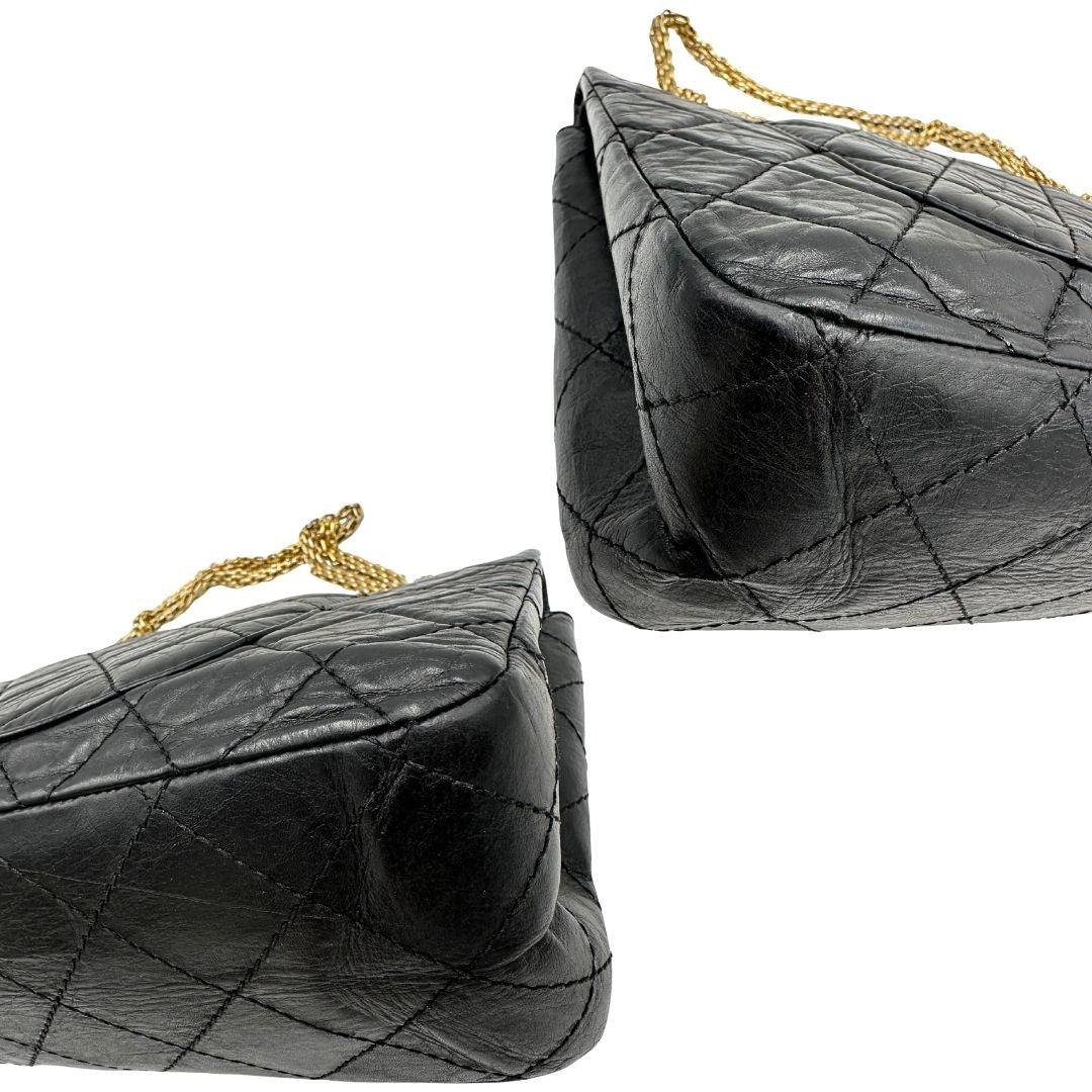 Angoli di una borsa Chanel 2.55 in pelle aged nera trapuntata, con parti metalliche dorate. Munita di una tracolla scorrevole in catena. Indossabile a spalla o a tracolla. Completa di scatola.