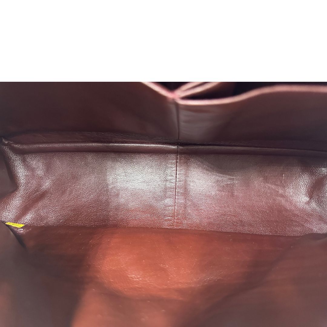 Interno di una borsa Chanel 2.55 in pelle aged nera trapuntata, con parti metalliche dorate. Munita di una tracolla scorrevole in catena. Indossabile a spalla o a tracolla. Completa di scatola.