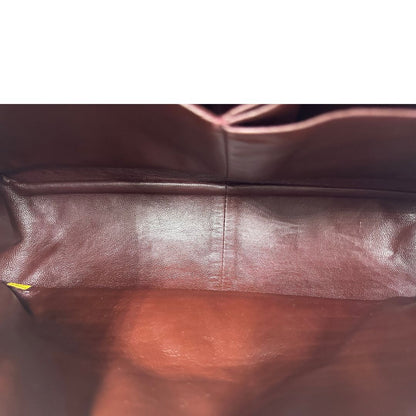 Interno di una borsa Chanel 2.55 in pelle aged nera trapuntata, con parti metalliche dorate. Munita di una tracolla scorrevole in catena. Indossabile a spalla o a tracolla. Completa di scatola.