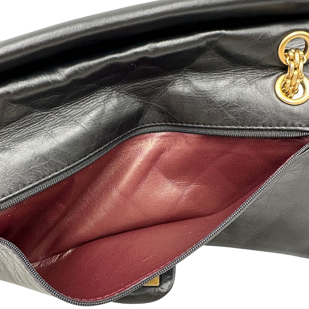 Interno di una borsa Chanel 2.55 in pelle aged nera trapuntata, con parti metalliche dorate. Munita di una tracolla scorrevole in catena. Indossabile a spalla o a tracolla. Completa di scatola.