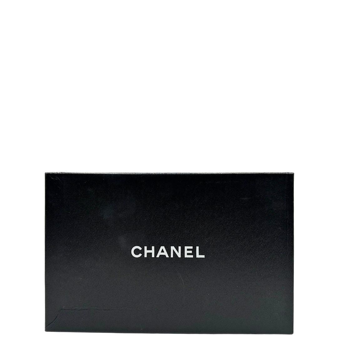 Scatola di una borsa Chanel 2.55 in pelle aged nera trapuntata, con parti metalliche dorate. Munita di una tracolla scorrevole in catena. Indossabile a spalla o a tracolla.