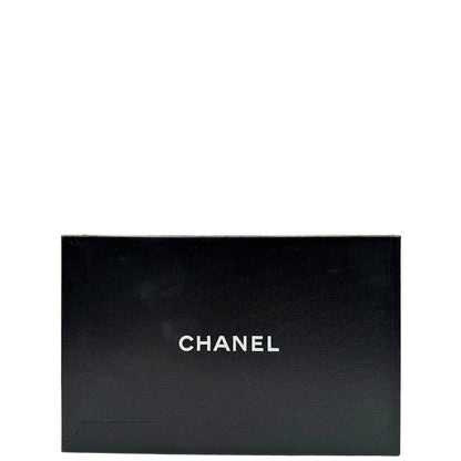 Scatola di una borsa Chanel 2.55 in pelle aged nera trapuntata, con parti metalliche dorate. Munita di una tracolla scorrevole in catena. Indossabile a spalla o a tracolla.