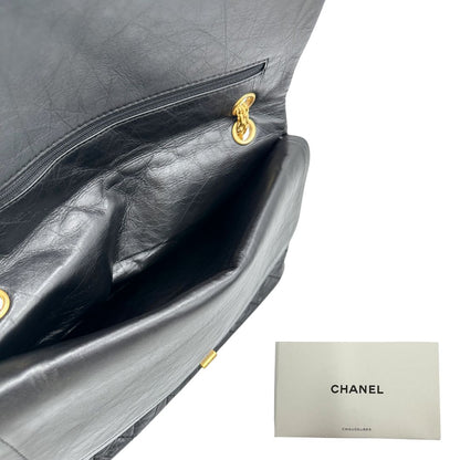 Apertura di una borsa Chanel 2.55 in pelle aged nera trapuntata, con parti metalliche dorate. Munita di una tracolla scorrevole in catena. Indossabile a spalla o a tracolla. Completa di scatola.