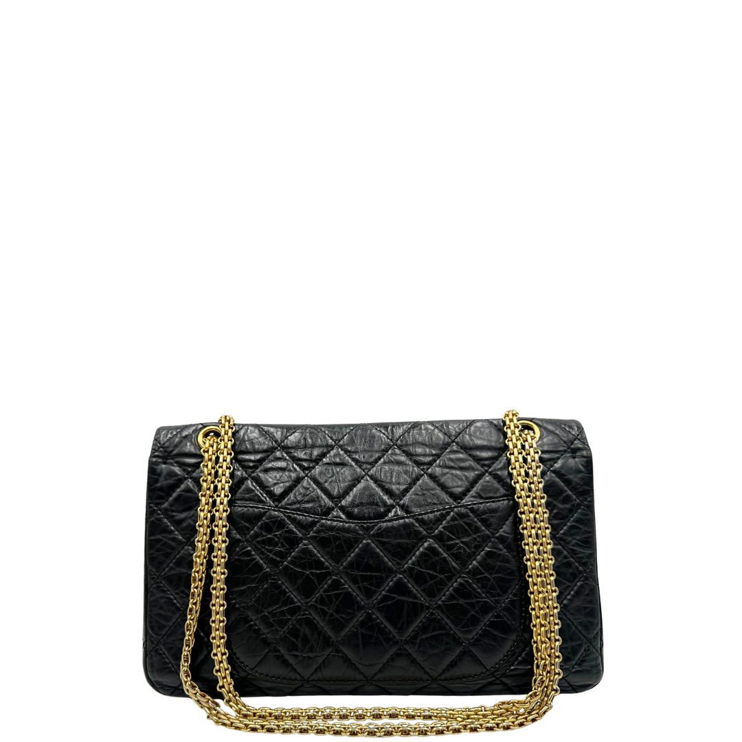 Retro di una borsa Chanel 2.55 in pelle aged nera trapuntata, con parti metalliche dorate. Munita di una tracolla scorrevole in catena. Indossabile a spalla o a tracolla. Completa di scatola.