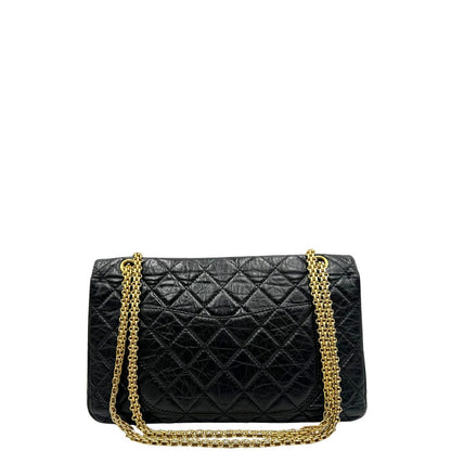 Retro di una borsa Chanel 2.55 in pelle aged nera trapuntata, con parti metalliche dorate. Munita di una tracolla scorrevole in catena. Indossabile a spalla o a tracolla. Completa di scatola.