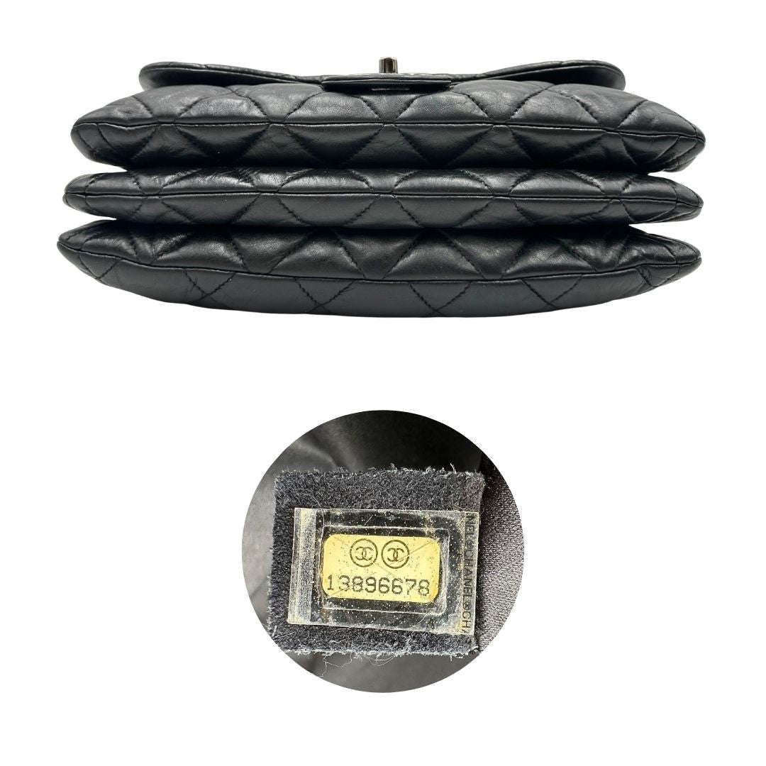 Base e codice di una Borsa Chanel in pelle nera matelassè e parti metalliche argentate; munita di una tracolla scorrevole in catena e pelle. Indossabile a spalla e a tracolla. Completa di scatola. Originale, usata, di lusso, in condizioni eccellenti.