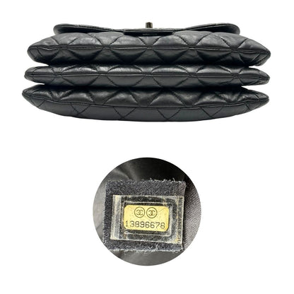 Base e codice di una Borsa Chanel in pelle nera matelassè e parti metalliche argentate; munita di una tracolla scorrevole in catena e pelle. Indossabile a spalla e a tracolla. Completa di scatola. Originale, usata, di lusso, in condizioni eccellenti.