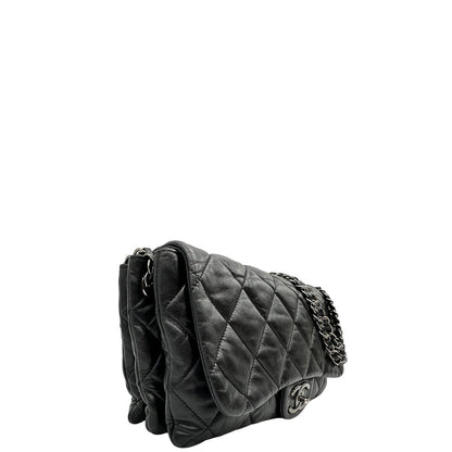 Lato destro di una Borsa Chanel in pelle nera matelassè e parti metalliche argentate; munita di una tracolla scorrevole in catena e pelle. Indossabile a spalla e a tracolla. Completa di scatola. Originale, usata, di lusso, in condizioni eccellenti.