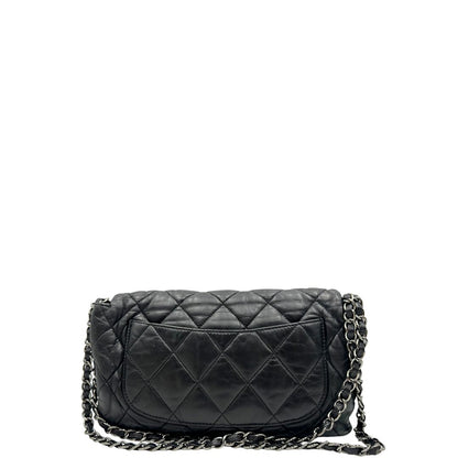 Retro di una Borsa Chanel in pelle nera matelassè e parti metalliche argentate; munita di una tracolla scorrevole in catena e pelle. Indossabile a spalla e a tracolla. Completa di scatola. Originale, usata, di lusso, in condizioni eccellenti.