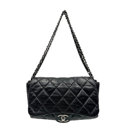 Front di una Borsa Chanel in pelle nera matelassè e parti metalliche argentate; munita di una tracolla scorrevole in catena e pelle. Indossabile a spalla e a tracolla. Completa di scatola. Originale, usata, di lusso, in condizioni eccellenti.