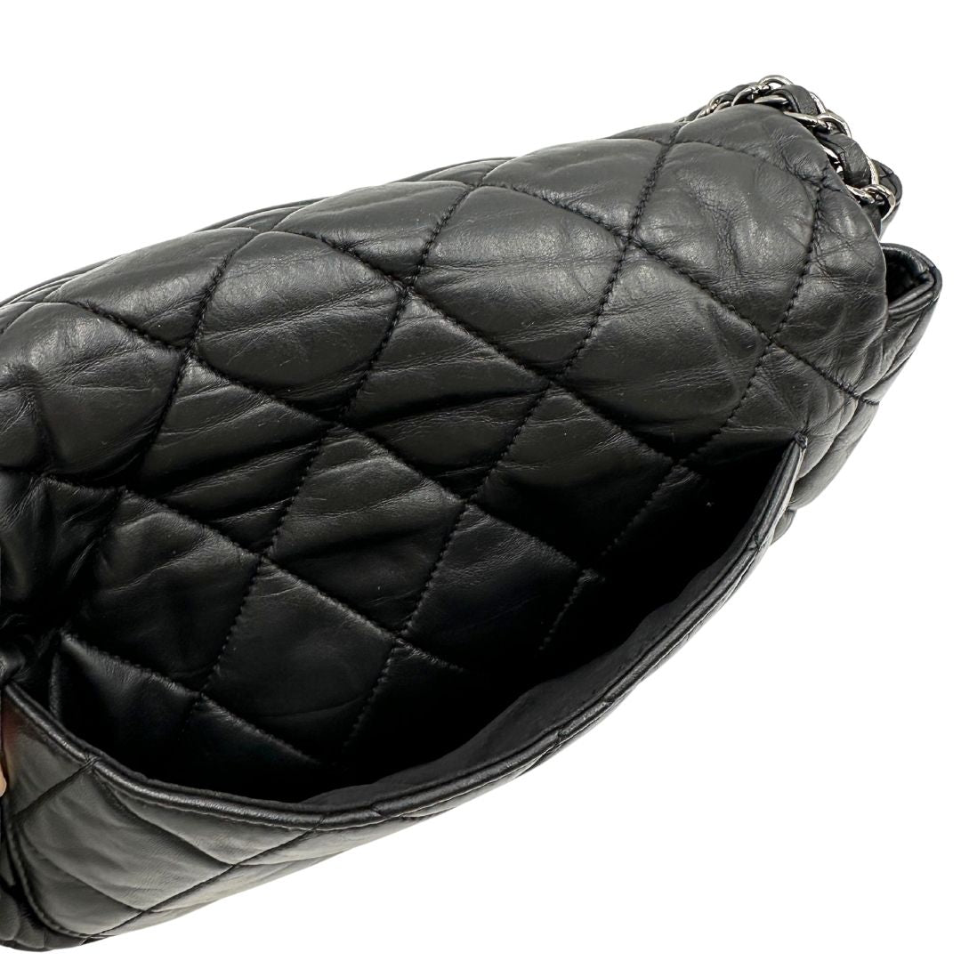 Tasca esterna di una Borsa Chanel in pelle nera matelassè e parti metalliche argentate; munita di una tracolla scorrevole in catena e pelle. Indossabile a spalla e a tracolla. Completa di scatola. Originale, usata, di lusso, in condizioni eccellenti.