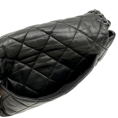 Tasca esterna di una Borsa Chanel in pelle nera matelassè e parti metalliche argentate; munita di una tracolla scorrevole in catena e pelle. Indossabile a spalla e a tracolla. Completa di scatola. Originale, usata, di lusso, in condizioni eccellenti.