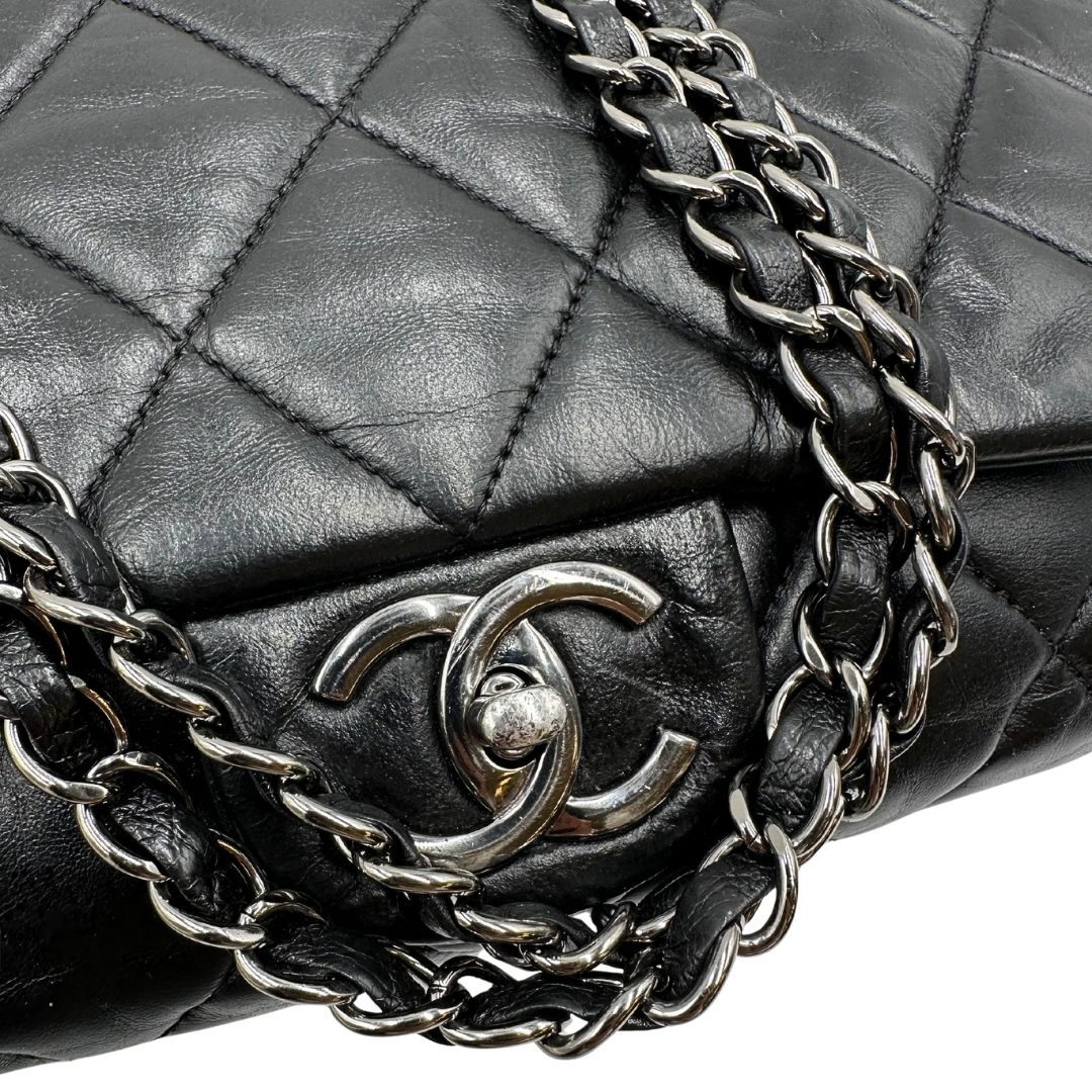 Borsa Chanel in pelle nera matelassè e parti metalliche argentate; munita di una tracolla scorrevole in catena e pelle. Indossabile a spalla e a tracolla. Completa di scatola. Originale, usata, di lusso, in condizioni eccellenti.