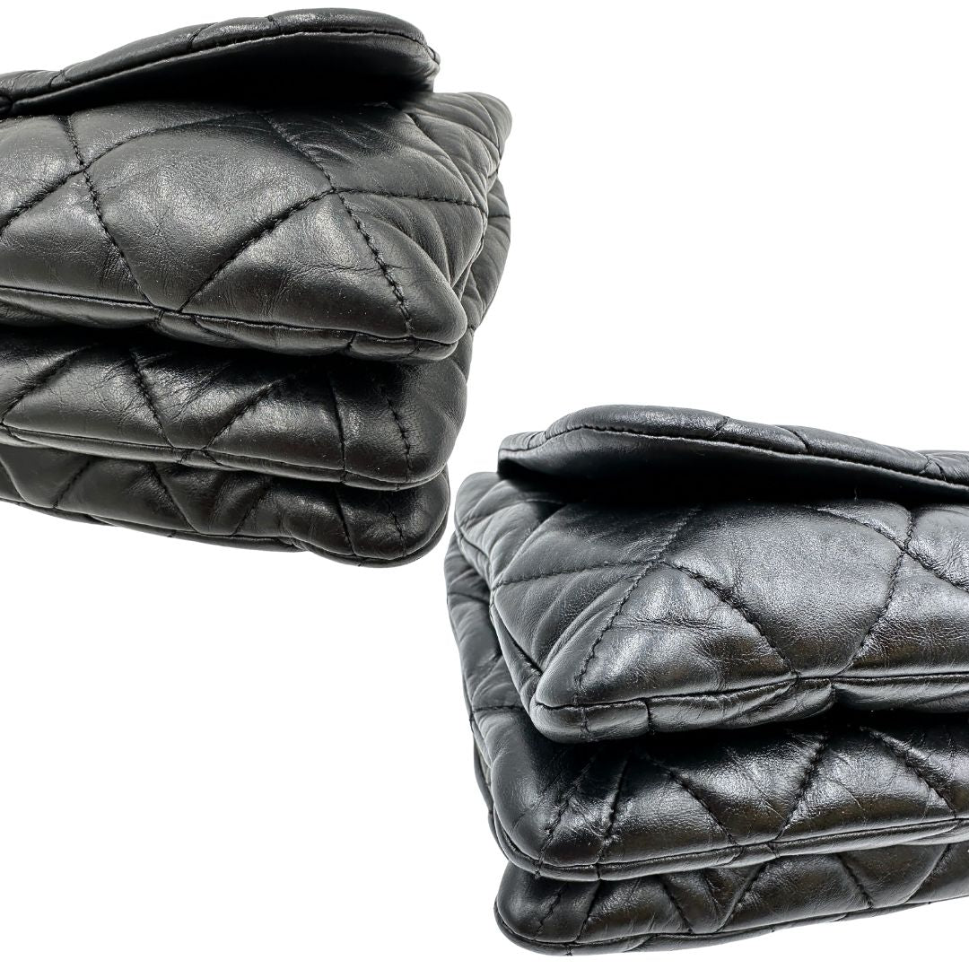 Angoli di una Borsa Chanel in pelle nera matelassè e parti metalliche argentate; munita di una tracolla scorrevole in catena e pelle. Indossabile a spalla e a tracolla. Completa di scatola. Originale, usata, di lusso, in condizioni eccellenti.