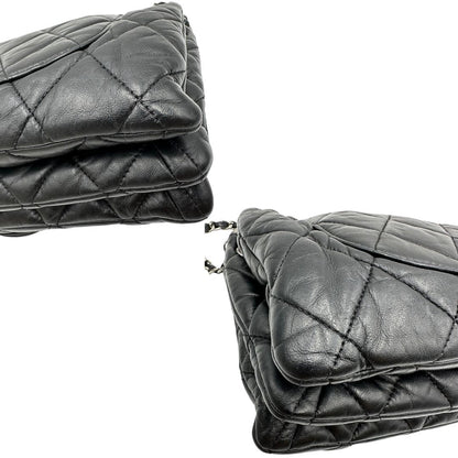 Angoli di una Borsa Chanel in pelle nera matelassè e parti metalliche argentate; munita di una tracolla scorrevole in catena e pelle. Indossabile a spalla e a tracolla. Completa di scatola. Originale, usata, di lusso, in condizioni eccellenti.