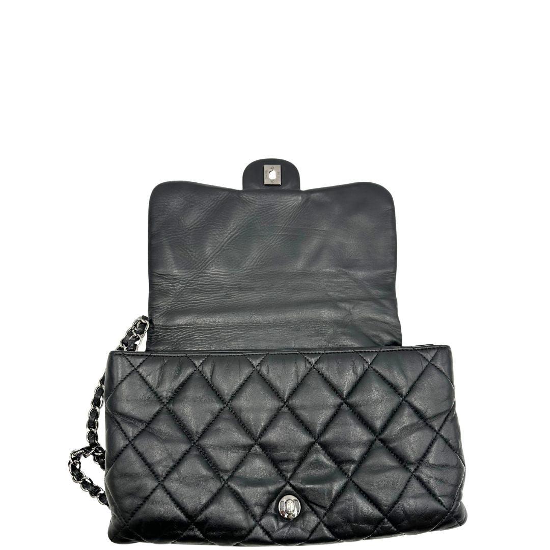 Interno di una Borsa Chanel in pelle nera matelassè e parti metalliche argentate; munita di una tracolla scorrevole in catena e pelle. Indossabile a spalla e a tracolla. Completa di scatola. Originale, usata, di lusso, in condizioni eccellenti.