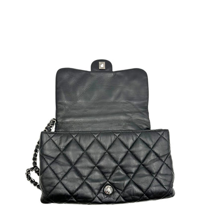 Interno di una Borsa Chanel in pelle nera matelassè e parti metalliche argentate; munita di una tracolla scorrevole in catena e pelle. Indossabile a spalla e a tracolla. Completa di scatola. Originale, usata, di lusso, in condizioni eccellenti.