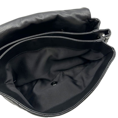 Interno di una Borsa Chanel in pelle nera matelassè e parti metalliche argentate; munita di una tracolla scorrevole in catena e pelle. Indossabile a spalla e a tracolla. Completa di scatola. Originale, usata, di lusso, in condizioni eccellenti.