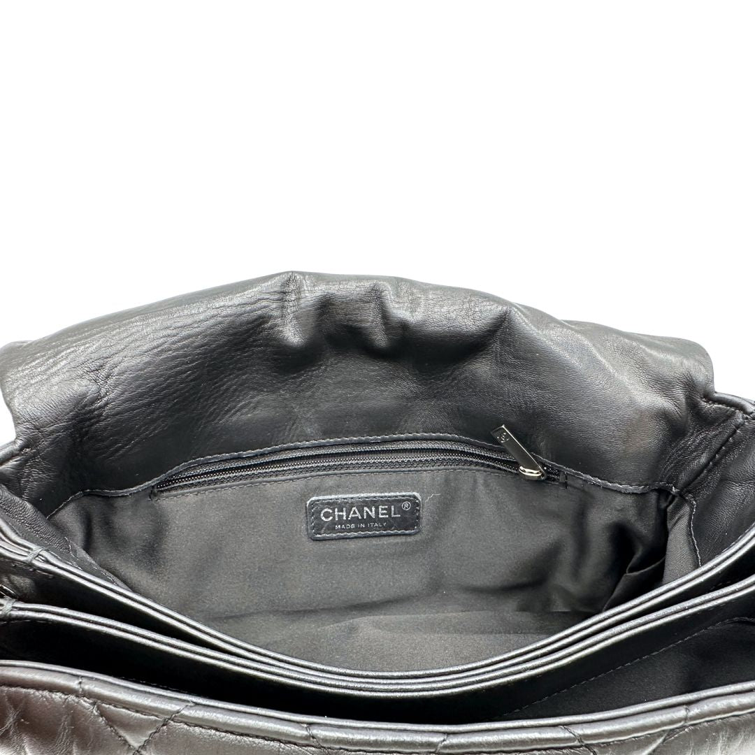 Interno di una Borsa Chanel in pelle nera matelassè e parti metalliche argentate; munita di una tracolla scorrevole in catena e pelle. Indossabile a spalla e a tracolla. Completa di scatola. Originale, usata, di lusso, in condizioni eccellenti.