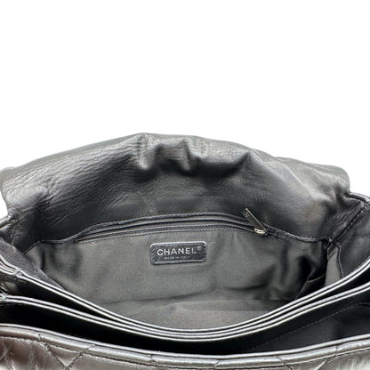 Interno di una Borsa Chanel in pelle nera matelassè e parti metalliche argentate; munita di una tracolla scorrevole in catena e pelle. Indossabile a spalla e a tracolla. Completa di scatola. Originale, usata, di lusso, in condizioni eccellenti.