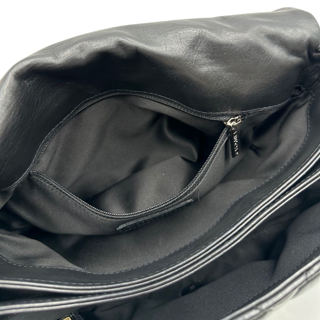Tasca interna di una Borsa Chanel in pelle nera matelassè e parti metalliche argentate; munita di una tracolla scorrevole in catena e pelle. Indossabile a spalla e a tracolla. Completa di scatola. Originale, usata, di lusso, in condizioni eccellenti.