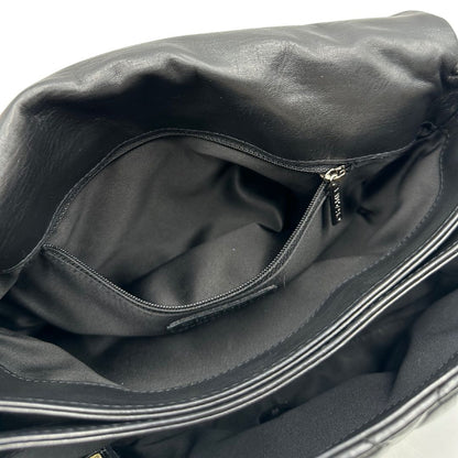 Tasca interna di una Borsa Chanel in pelle nera matelassè e parti metalliche argentate; munita di una tracolla scorrevole in catena e pelle. Indossabile a spalla e a tracolla. Completa di scatola. Originale, usata, di lusso, in condizioni eccellenti.