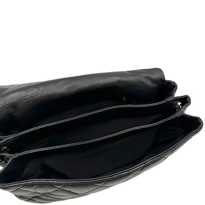 Interno di una Borsa Chanel in pelle nera matelassè e parti metalliche argentate; munita di una tracolla scorrevole in catena e pelle. Indossabile a spalla e a tracolla. Completa di scatola. Originale, usata, di lusso, in condizioni eccellenti.