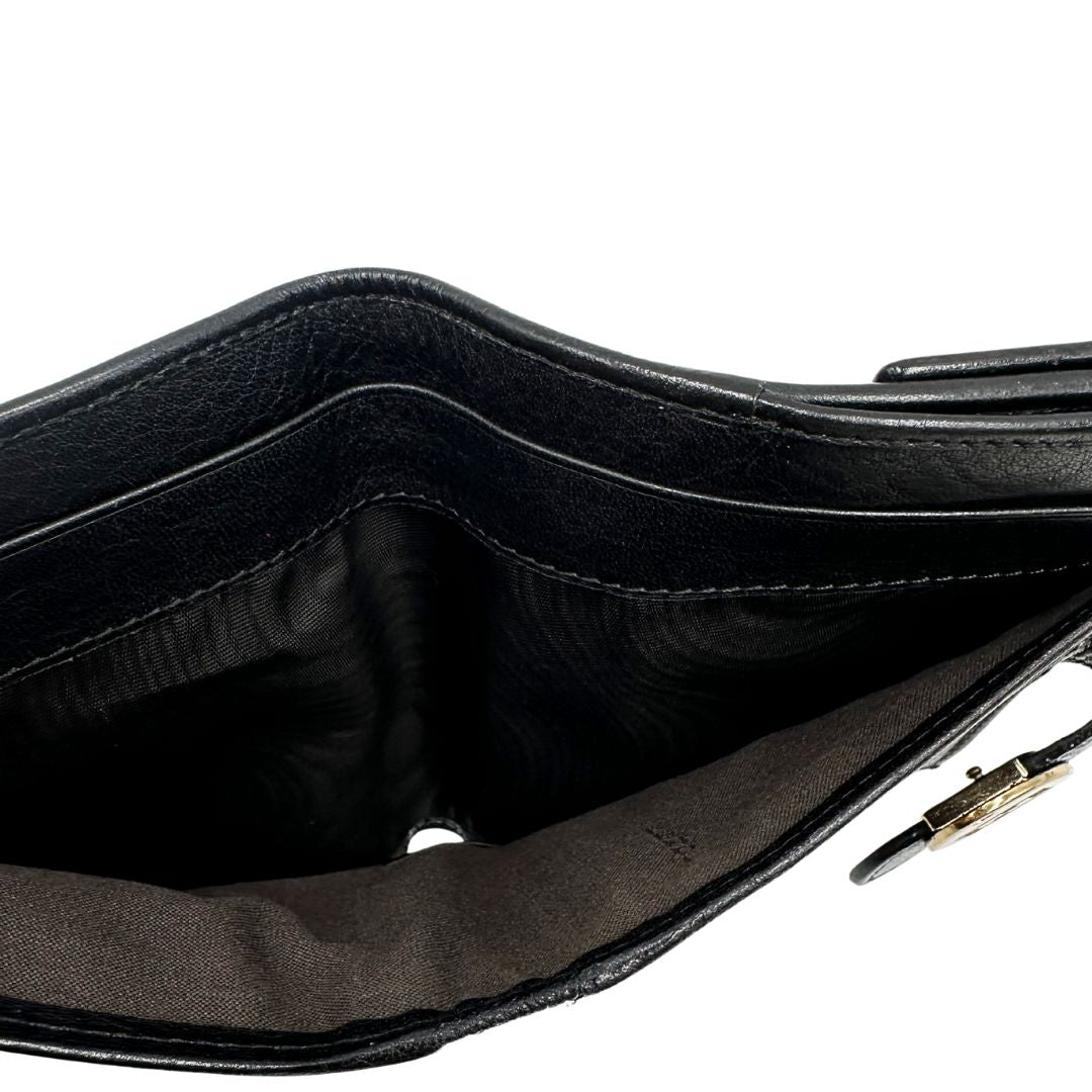 interno Portafoglio Fendi in tessuto trama Zucca nero con finiture in pelle tono su tono e parti metalliche dorate. Completo di scatola e cartellino, di lusso, originale, ottime condizioni, usata. 