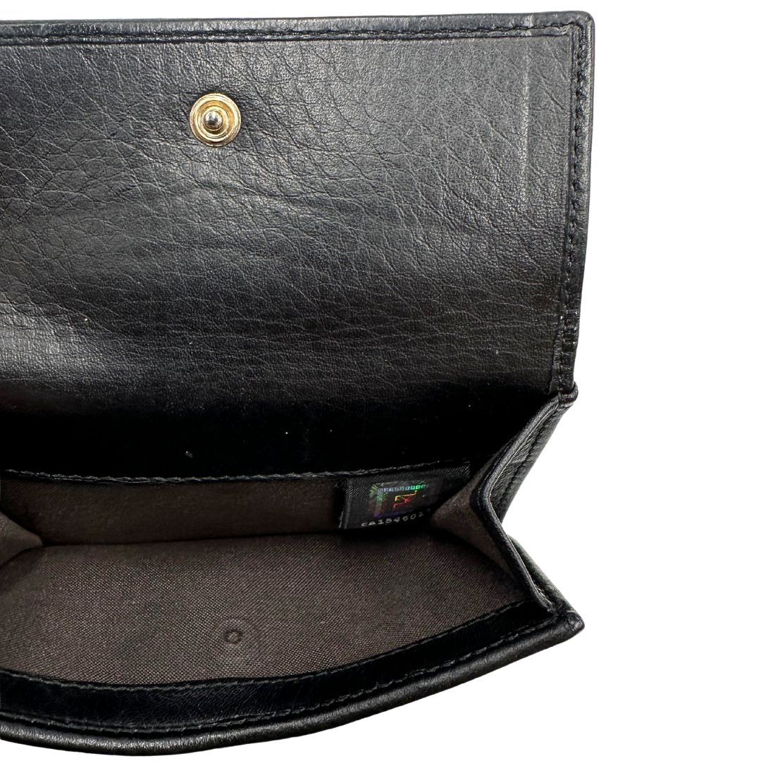 interno Portafoglio Fendi in tessuto trama Zucca nero con finiture in pelle tono su tono e parti metalliche dorate. Completo di scatola e cartellino, di lusso, originale, ottime condizioni, usata.