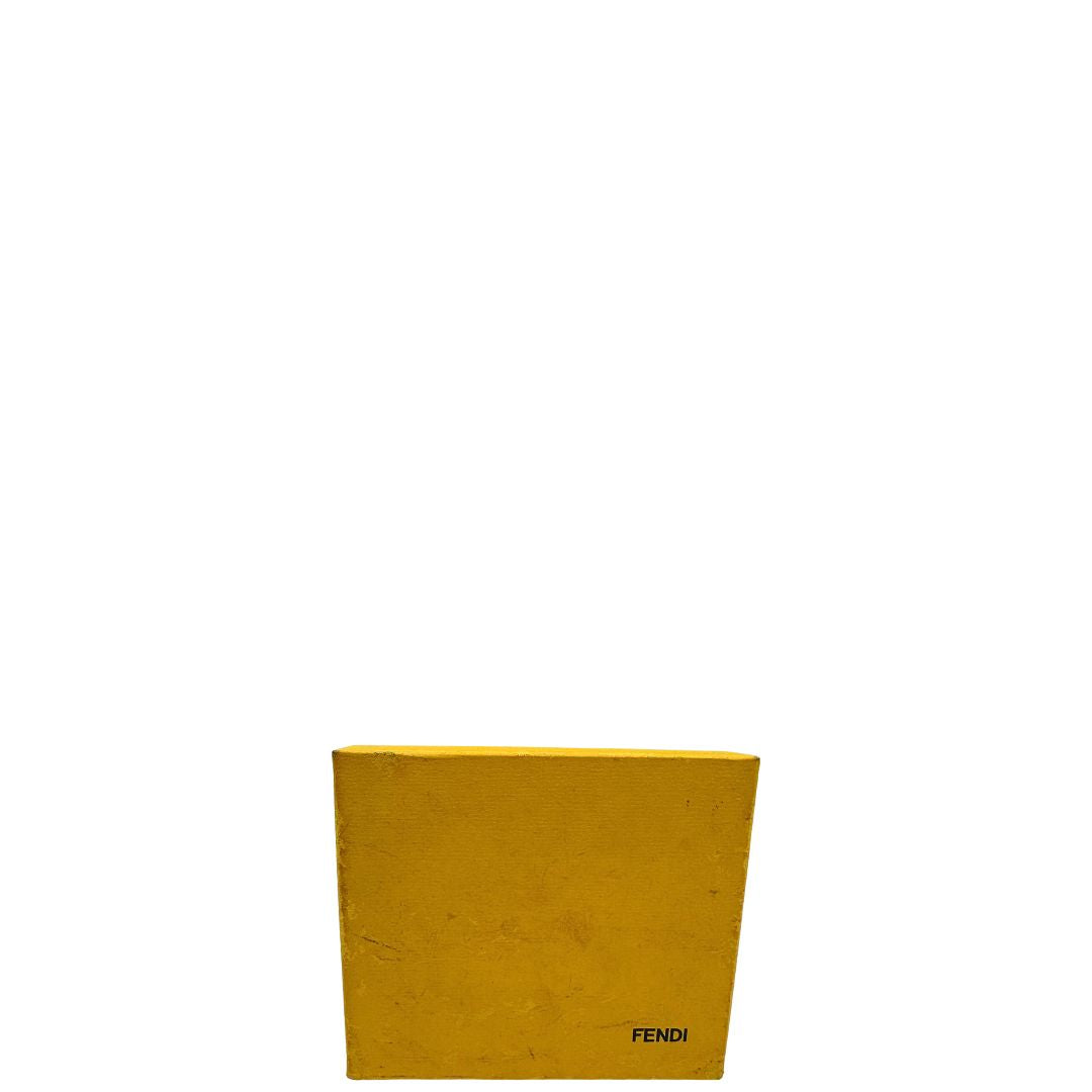 scatola Portafoglio Fendi in tessuto trama Zucca nero con finiture in pelle tono su tono e parti metalliche dorate. Completo di scatola e cartellino, di lusso, originale, ottime condizioni, usata. 