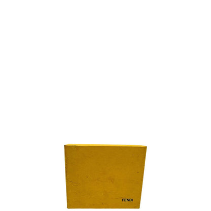 scatola Portafoglio Fendi in tessuto trama Zucca nero con finiture in pelle tono su tono e parti metalliche dorate. Completo di scatola e cartellino, di lusso, originale, ottime condizioni, usata. 