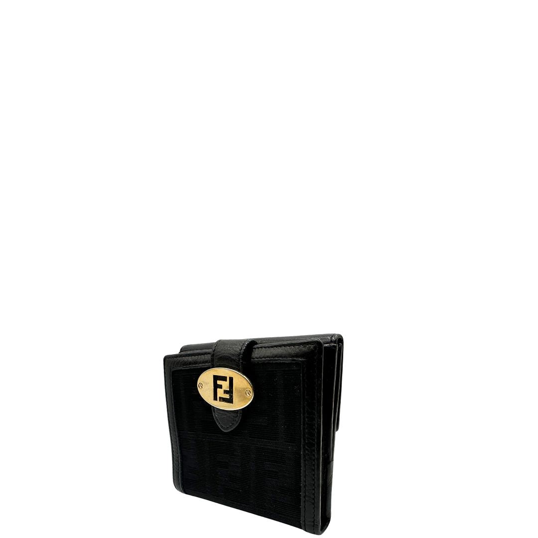 lato Portafoglio Fendi in tessuto trama Zucca nero con finiture in pelle tono su tono e parti metalliche dorate. Completo di scatola e cartellino, di lusso, originale, ottime condizioni, usata. 