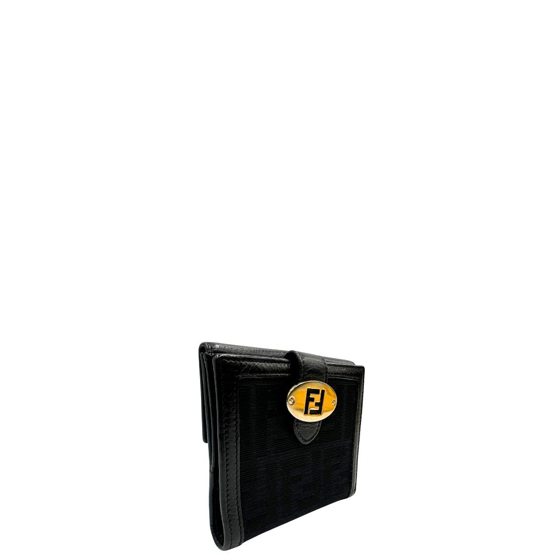 lato Portafoglio Fendi in tessuto trama Zucca nero con finiture in pelle tono su tono e parti metalliche dorate. Completo di scatola e cartellino, di lusso, originale, ottime condizioni, usata. 