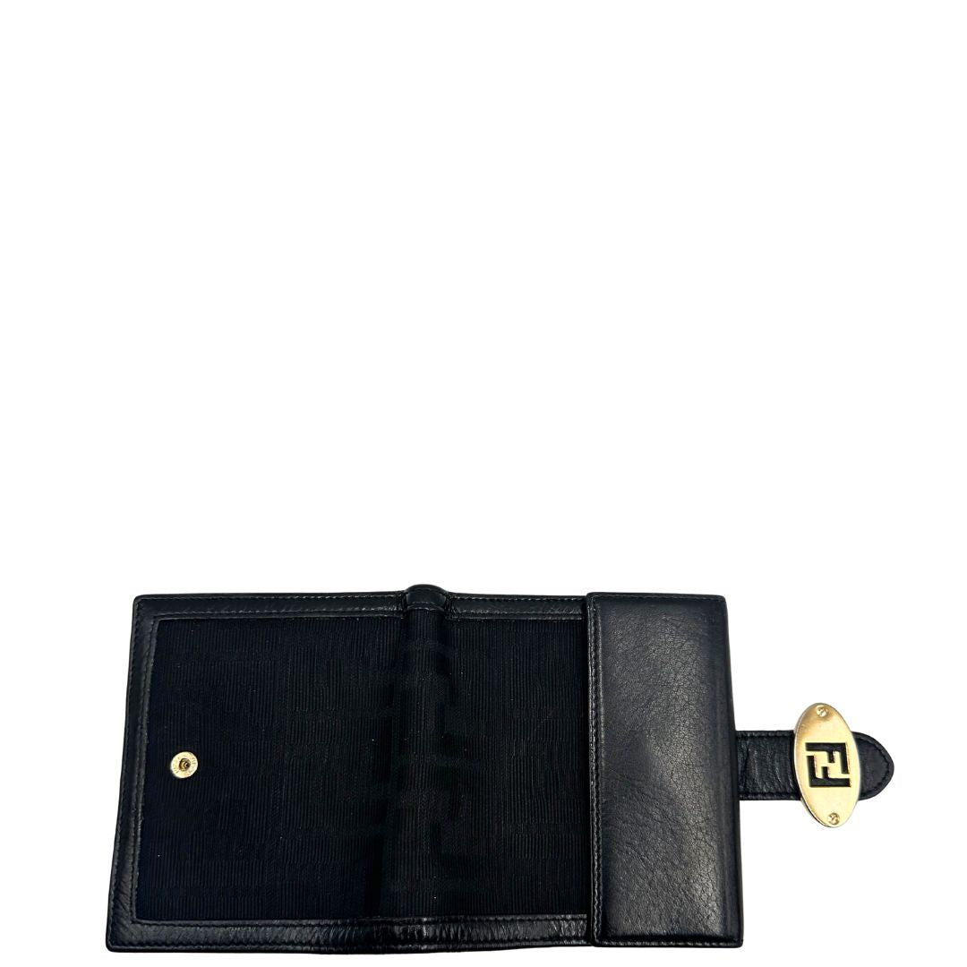 interno Portafoglio Fendi in tessuto trama Zucca nero con finiture in pelle tono su tono e parti metalliche dorate. Completo di scatola e cartellino, di lusso, originale, ottime condizioni, usata. 