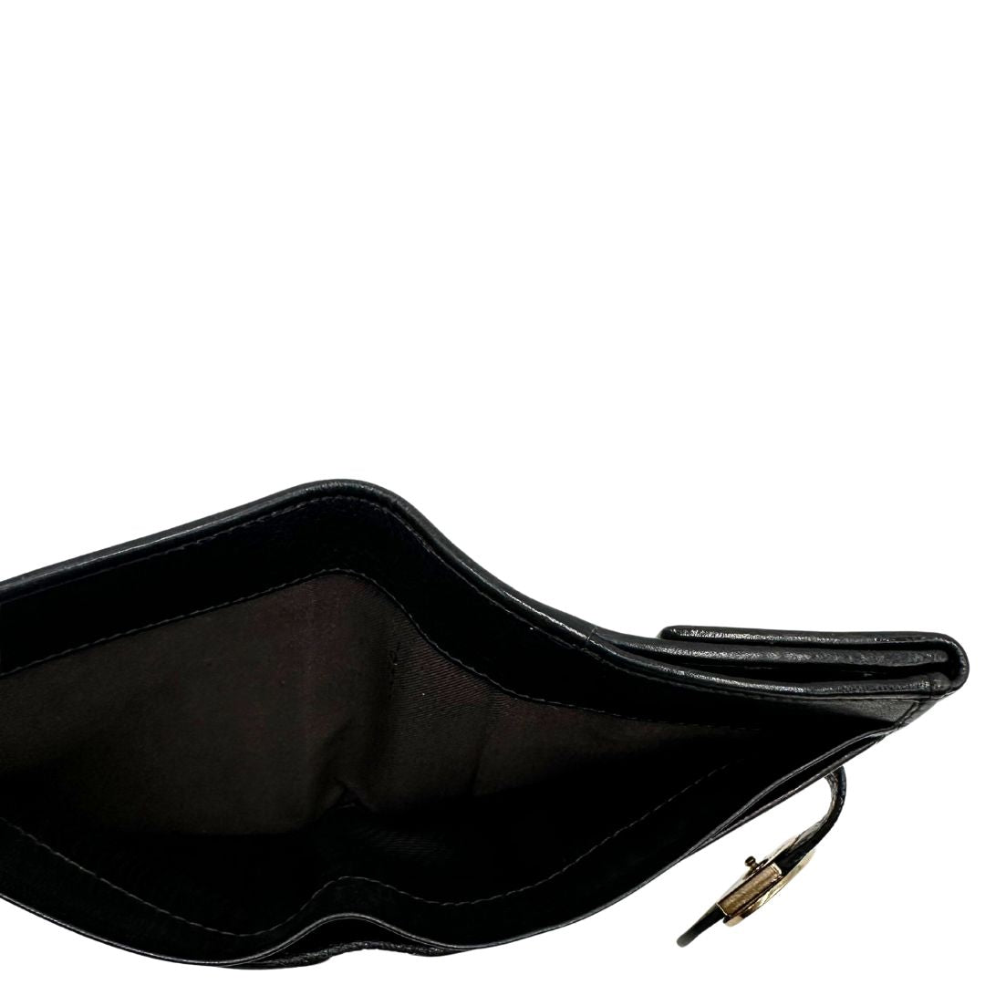 interno Portafoglio Fendi in tessuto trama Zucca nero con finiture in pelle tono su tono e parti metalliche dorate. Completo di scatola e cartellino, di lusso, originale, ottime condizioni, usata. 