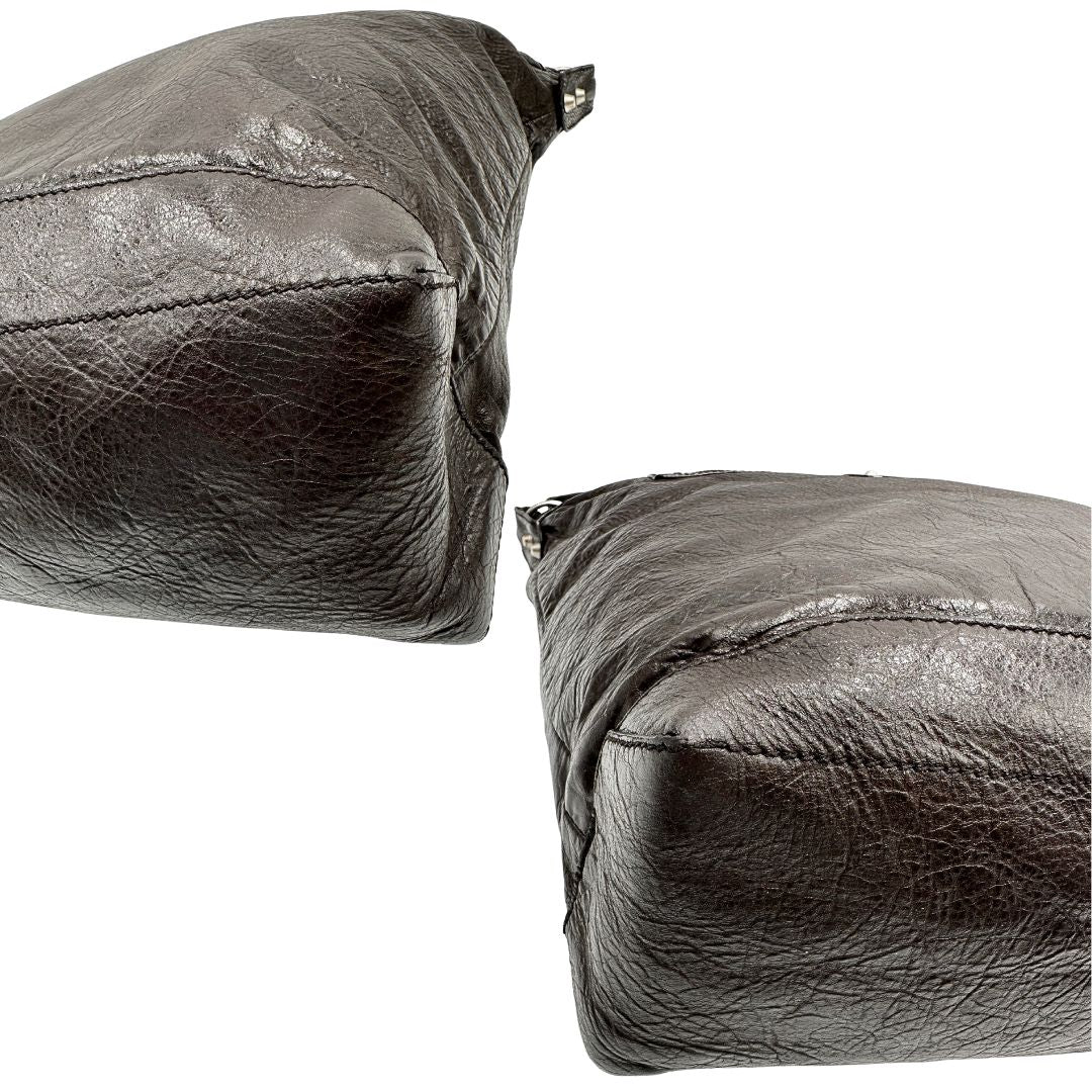 angoli Borsa Balenciaga Day in pelle crinkled marrone testa di moro, con finiture metalliche argentate; con manico singolo leggermente regolabile. Dotata di chiusura superiore con zip e tasca frontale con cerniera, di lusso, originale, usata. 