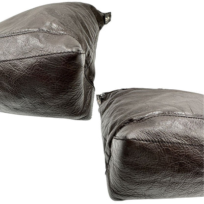 angoli Borsa Balenciaga Day in pelle crinkled marrone testa di moro, con finiture metalliche argentate; con manico singolo leggermente regolabile. Dotata di chiusura superiore con zip e tasca frontale con cerniera, di lusso, originale, usata. 